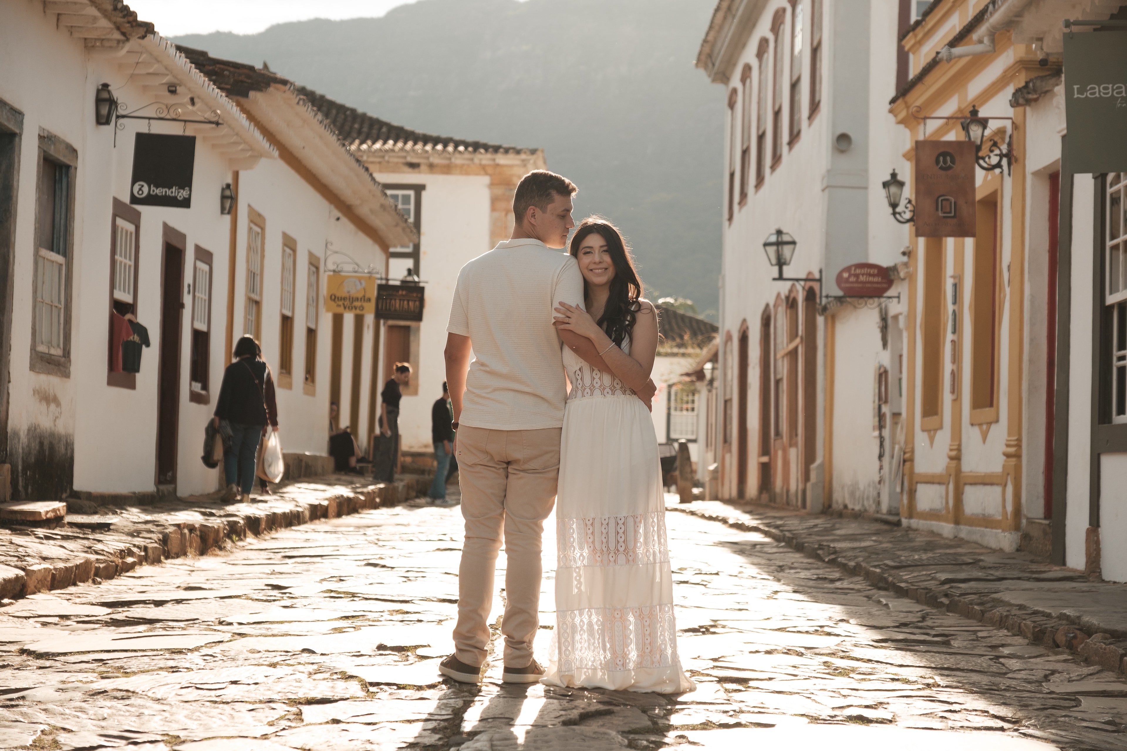 Thauany e Gabriel abraçados em Tiradentes